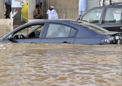 أمطار غزيرة وبرَد في عز الصيف بدولة الامارات