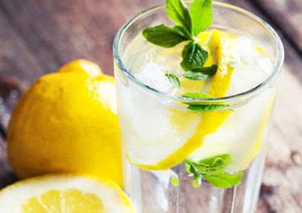 الماء والليمون يسبب تساقط أسنانك