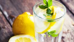 الماء والليمون يسبب تساقط أسنانك