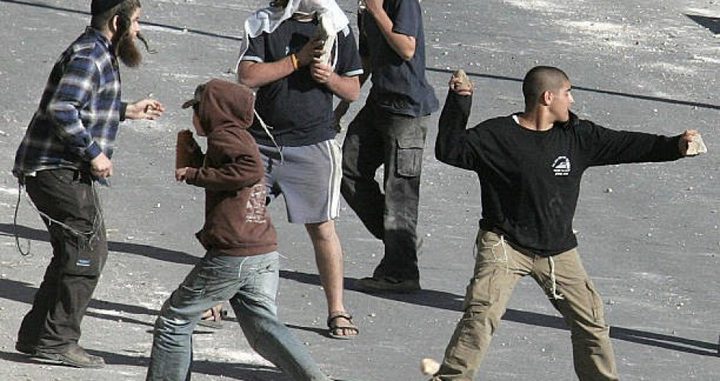 مستوطنون يهاجمون مركبات المواطنين  جنوب نابلس