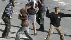 مستوطنون يهاجمون مركبات المواطنين  جنوب نابلس