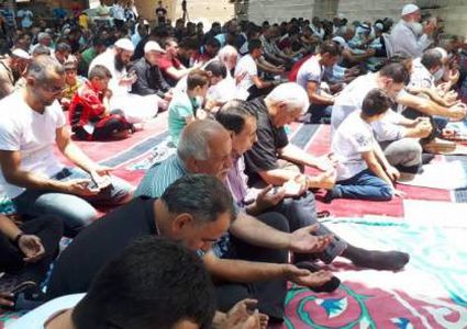 مواطنون يؤدون صلاة الجمعة في خيمة الاعتصام ببلدة أبو ديس