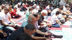 مواطنون يؤدون صلاة الجمعة في خيمة الاعتصام ببلدة أبو ديس