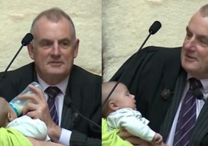 نيوزلندا..رئيس البرلمان يطعم رضيعا خلال إدراته منقاشات البرلمان