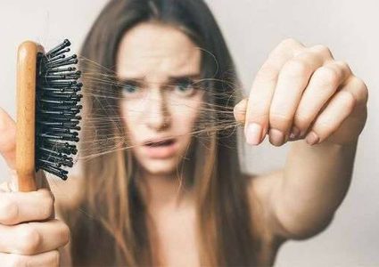 سبب غير مألوف لتساقط الشعر