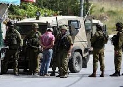 الاحتلال يعتقل مواطناً من مخيم العروب شمال الخليل