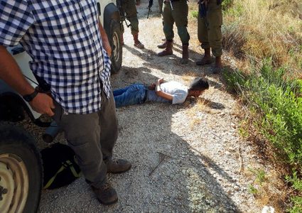 الاحتلال يعتقل طفلاً بزعم حيازته سكيناً