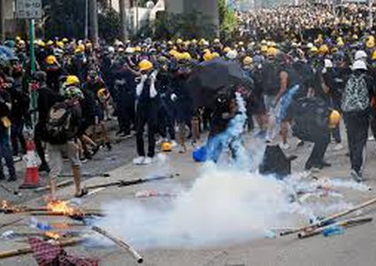 هونغ كونغ: اعتقال 29 شخصا بعد اشتباكات حادة