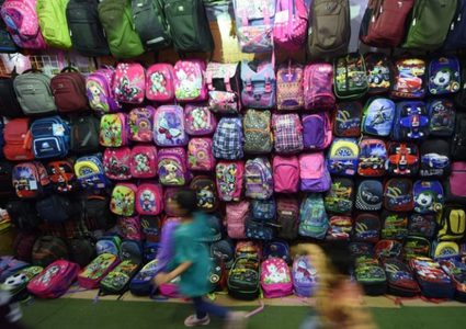 حملة لتوزيع 2500 حقيبة مدرسية على مدارس وكالة الغوث في جنين