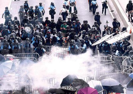 هونغ كونغ.. الشرطة تطلق النار على المتظاهرين