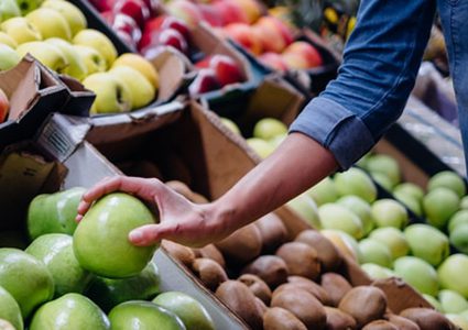 تناول التفاح قد يصلح ما أفسده التدخين