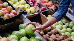 تناول التفاح قد يصلح ما أفسده التدخين