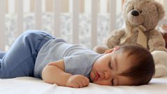 نوم الرضيع على بطنه: متى يكون جيداً؟