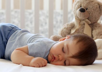 نوم الرضيع على بطنه: متى يكون جيداً؟