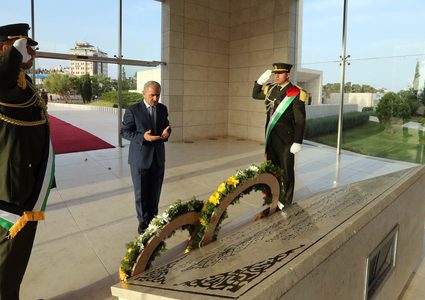 الرجوب والأحمد يضعون اكليلا من الزهور على ضريح المناضل عمر علي