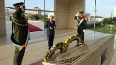 الرجوب والأحمد يضعون اكليلا من الزهور على ضريح المناضل عمر علي