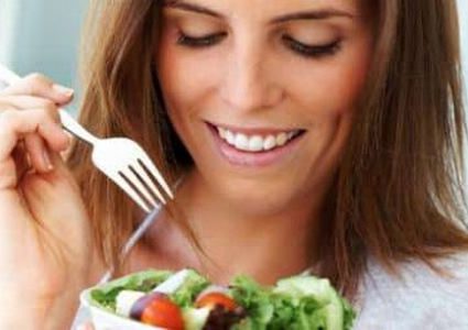 أبرز الأطعمة المهمة لصحة الأم بعد الولادة