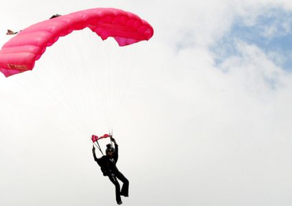 مظلي يصارع للبقاء على قيد الحياة بعد قفزة خطيرة