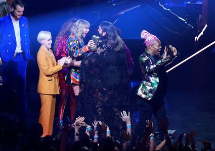 إطلالات غريبة لنجوم مهرجان MTV