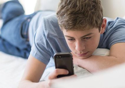 دراسة: الهواتف الذكية تحرم المراهقين من فوائد التمارين الرياضية