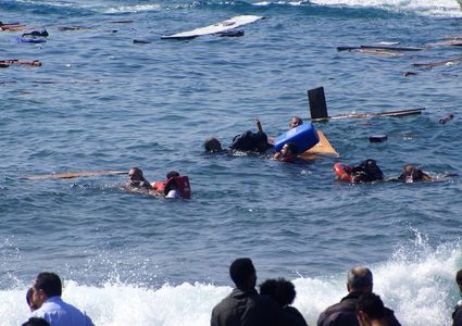 5 قتلى وعشرات المفقودين جراء غرق قارب قبالة سواحل طرابلس