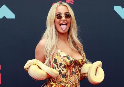 "تانا مونجو"تظهر بالثعبان على السجادة الحمراء فى مهرجان MTV