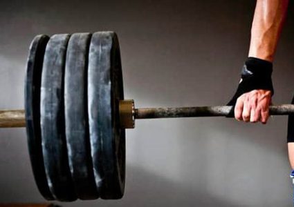 شاهد عجوز يذهل الجميع ويتفوق في رياضة حمل الأثقال