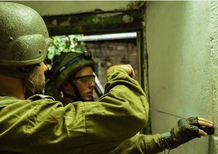 الاحتلال ياخذ قياسات منازل المتهمين بقتل جندي في عتصيون