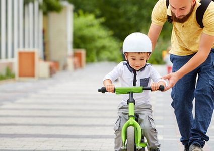 كيف تعلمين طفلك ركوب الدراجة؟