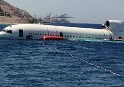 شاهد إغراق طائرة تجارية خارجة عن الخدمة في مياه خليج العقبة