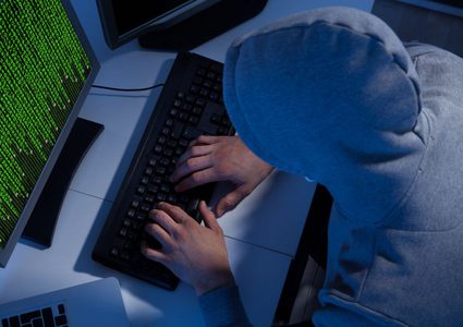 مبرمج يطور قنبلة إلكترونية تفجر الكمبيوتر