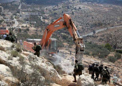 تجريف أراض زراعية في قرية الطيرة غرب رام الله