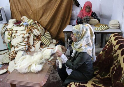 غزل "الليف" فن ورزق لنساء مدينة الخليل الكادحات