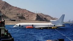 إغراق طائرة خارجة عن الخدمة في مياه خليج العقبة