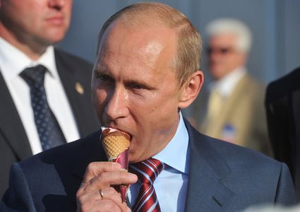 شاهد بوتين يبتاع الآيس كريم لوزرائه والرئيس التركي
