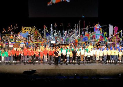 دخلوا موسوعة "غينيس".. 88 طالبًا يعزفون على بيانو واحد