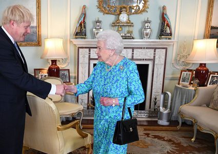 جونسون يعلق عمل البرلمان والمعارضون يحتجّون