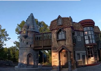 جدان يحققان حلم حفيدتهما بامتلاك قلعة من وحي الخيال