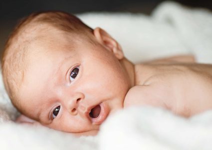 ولاية فرجينيا.. شرطي ينقذ طفل رضيع من الاختناق