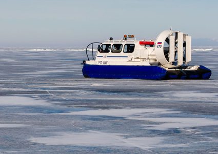 رجل يسحب قارب يزن 200 طن باصبع