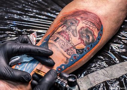 دراسة تحذر: الإبر المستخدمة للوشم تسبب الحساسية