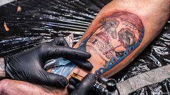 دراسة تحذر: الإبر المستخدمة للوشم تسبب الحساسية