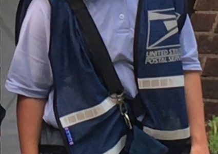 فتاة مصابة بمتلازمة داون تعمل كساعية بريد ليوم واحد