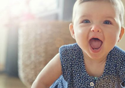 تأخر حبو الطفل قد ينذر بمشاكل صحية