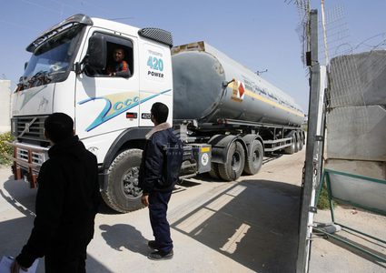 ادخال 6 شاحنات وقود إلى غزة عبر معبر كرم أبو سالم