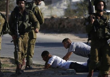 قوات الاحتلال تعتقل أربعة مواطنين من الخليل