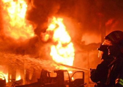 مصر: حريق هائل بأحد مباني شارع التسعين في القاهرة