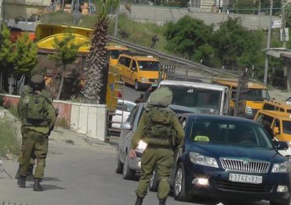 قوات الاحتلال تغلق مدخل بيت أمر ببوابة حديدية