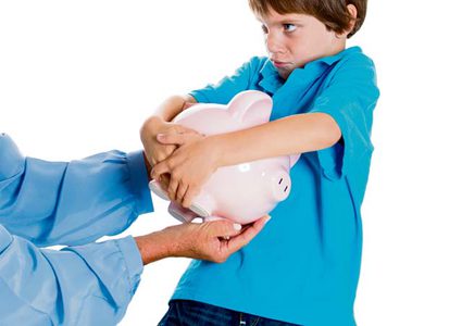 نصائح للأم للتعامل مع طفلها "الطماع"