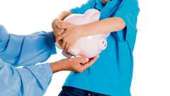 نصائح للأم للتعامل مع طفلها "الطماع"